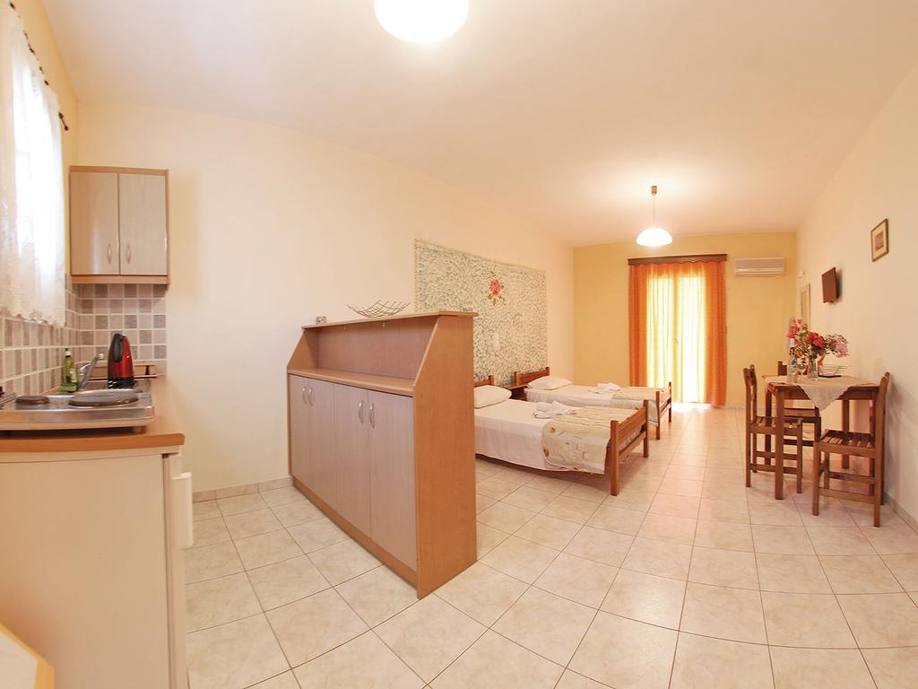 Emilia Apartments ترابيزاكي الغرفة الصورة